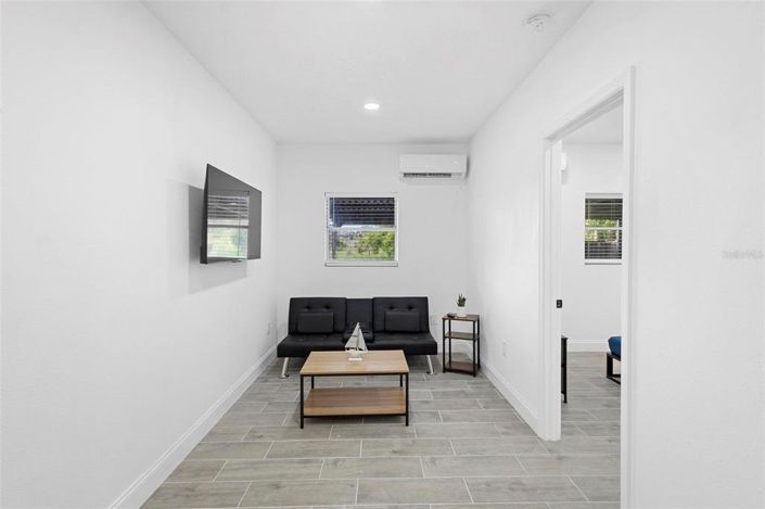 Image No.30-8 Bed House for sale