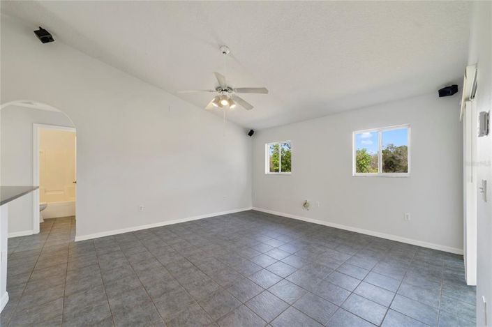 Image No.11-3 Bed House for sale