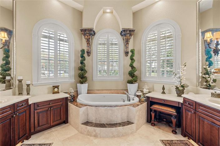 Image No.18-4 Bed House for sale