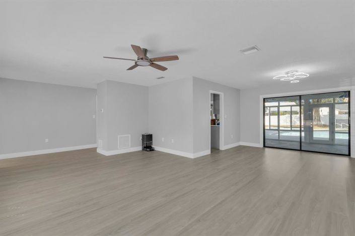 Image No.11-3 Bed House for sale