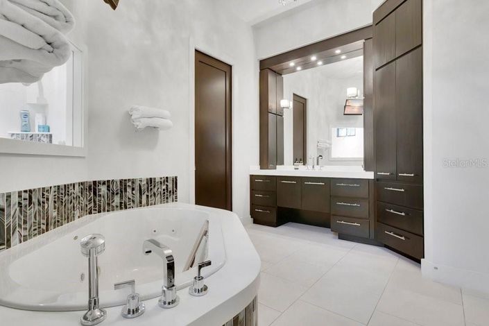 Image No.23-4 Bed House for sale