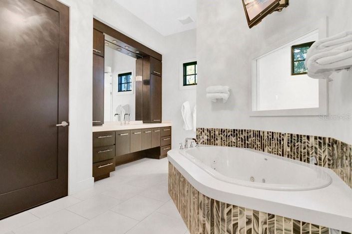 Image No.25-4 Bed House for sale