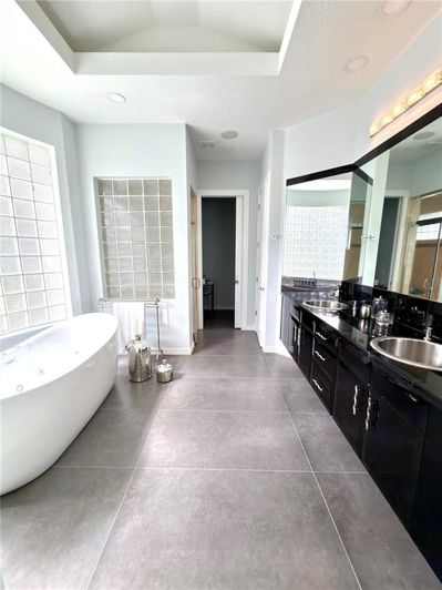 Image No.18-5 Bed House for sale