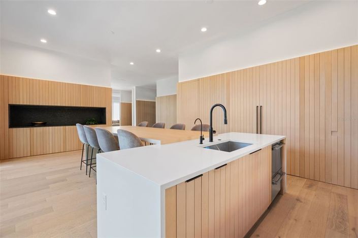 Image No.8-5 Bed House for sale