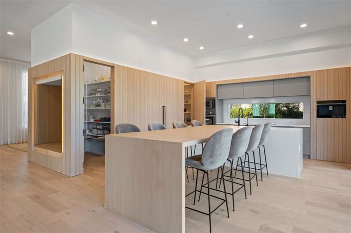 Image No.9-5 Bed House for sale