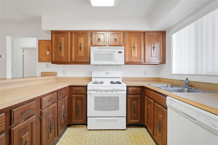 Image No.10-3 Bed House for sale