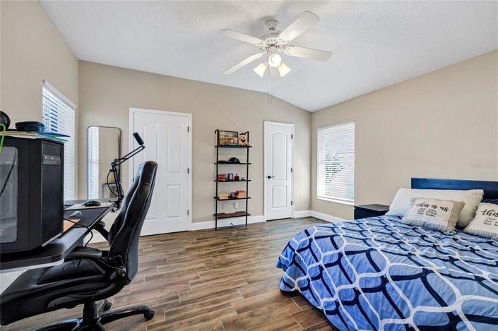 Image No.18-4 Bed House for sale