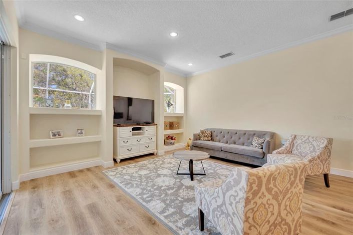 Image No.9-5 Bed House for sale