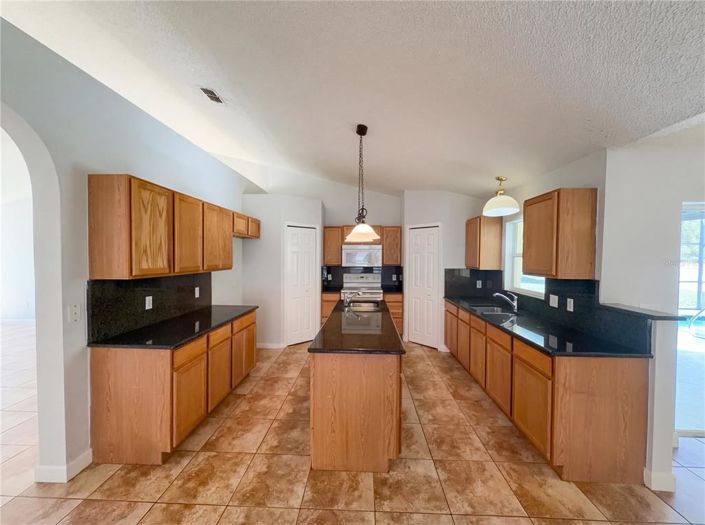 Image No.2-4 Bed House for sale