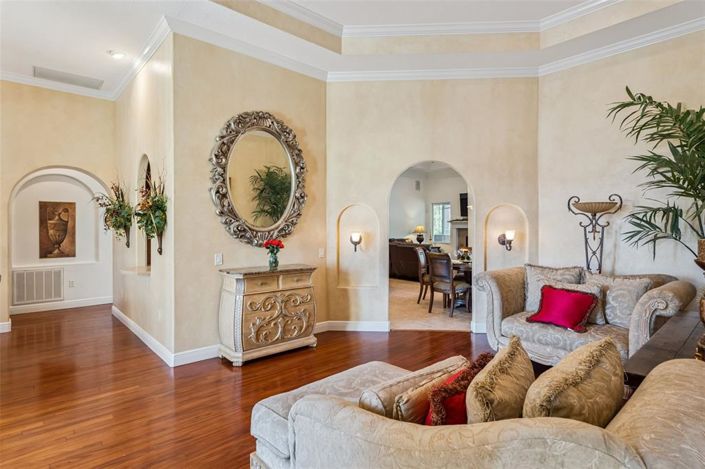 Image No.8-5 Bed House for sale