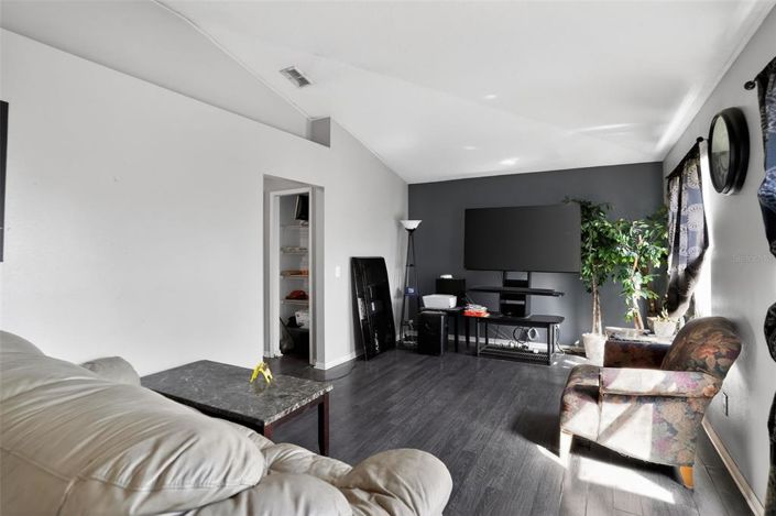 Image No.11-3 Bed House for sale