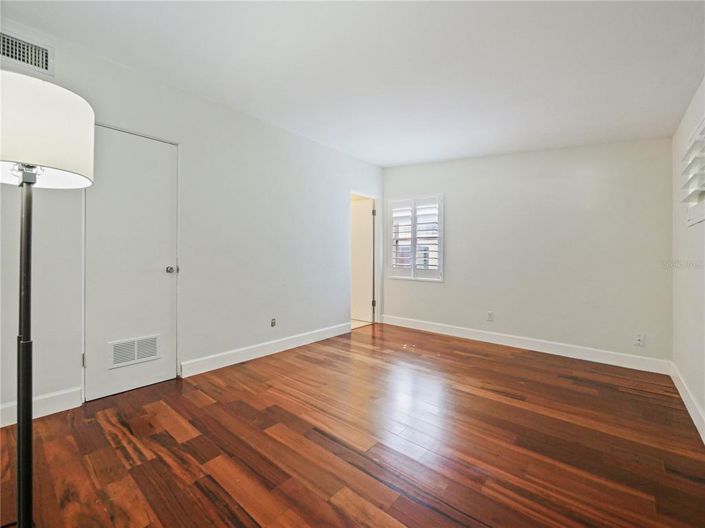 Image No.11-3 Bed House for sale