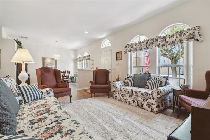 Image No.8-5 Bed House for sale