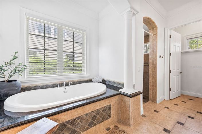 Image No.21-6 Bed House for sale