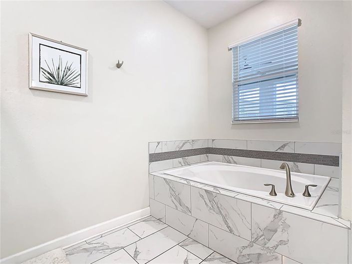 Image No.25-8 Bed House for sale