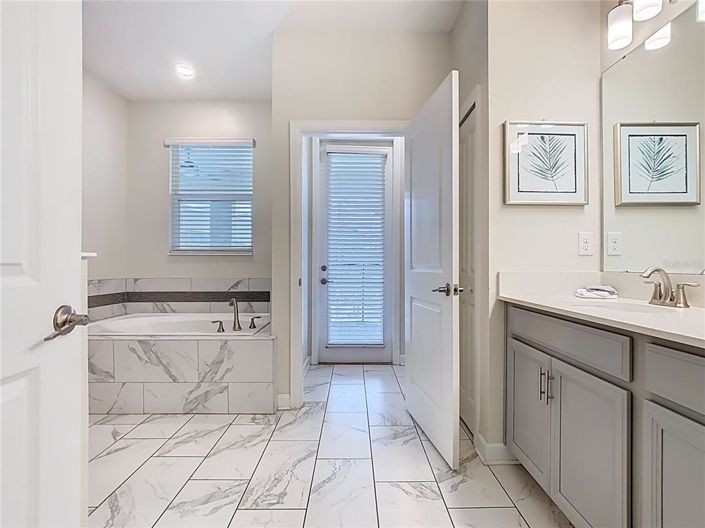 Image No.33-8 Bed House for sale