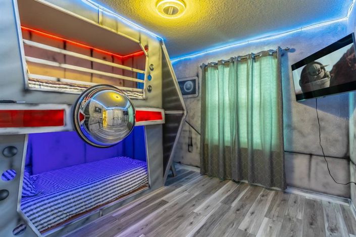 Image No.28-5 Bed Townhouse for sale