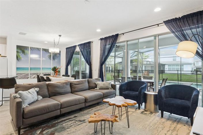 Image No.6-8 Bed House for sale