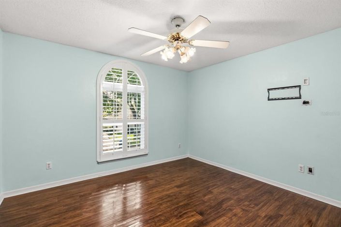 Image No.28-5 Bed House for sale