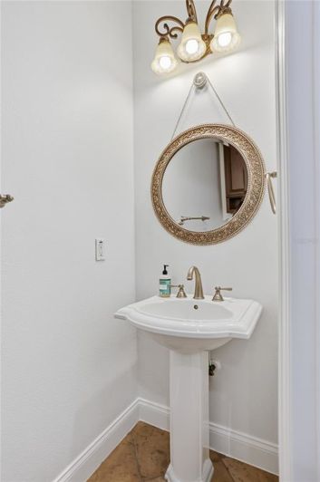 Image No.35-5 Bed House for sale