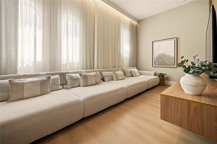 Image No.8-6 Bed House for sale