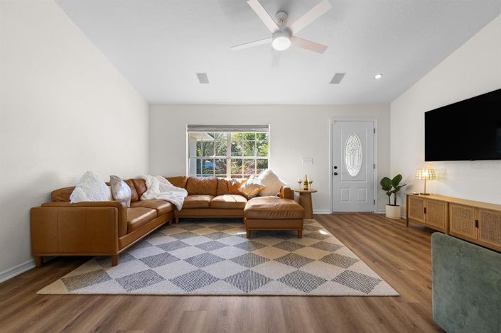 Image No.10-3 Bed House for sale