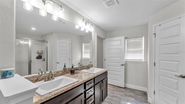 Image No.15-4 Bed House for sale