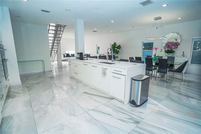 Image No.9-5 Bed House for sale