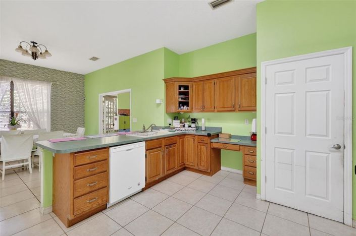 Image No.8-5 Bed House for sale