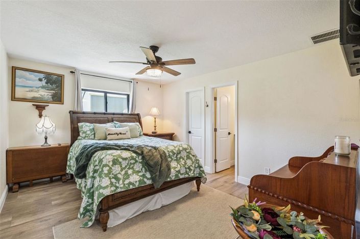 Image No.20-4 Bed House for sale