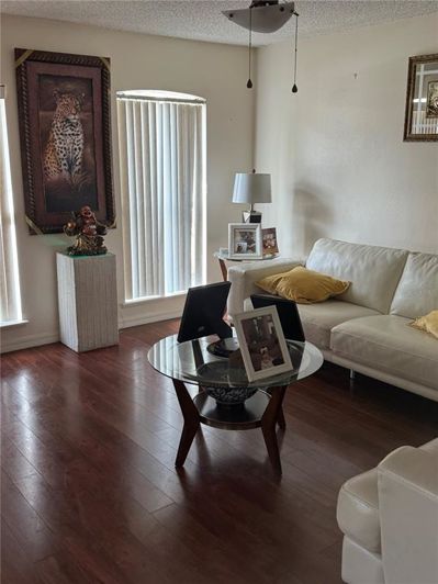 Image No.2-6 Bed House for sale