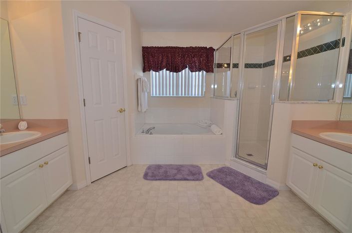 Image No.8-6 Bed House for sale