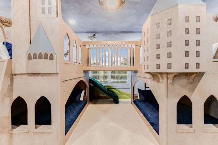 Image No.44-10 Bed House for sale