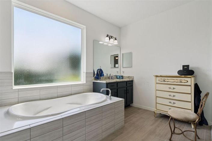 Image No.25-4 Bed House for sale