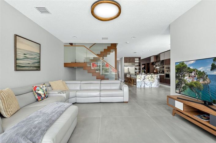 Image No.5-5 Bed House for sale