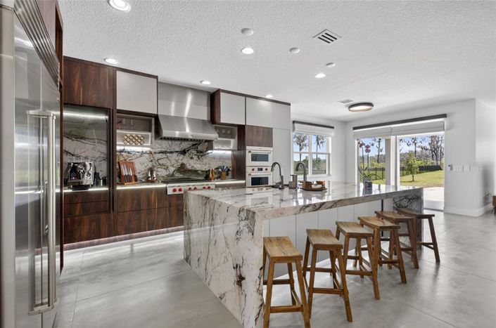 Image No.6-5 Bed House for sale