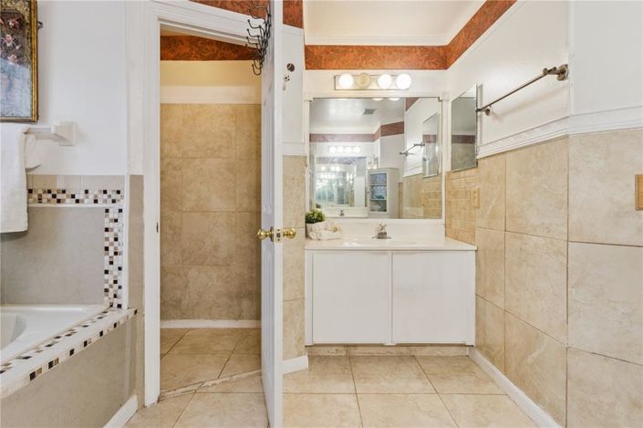 Image No.26-6 Bed House for sale