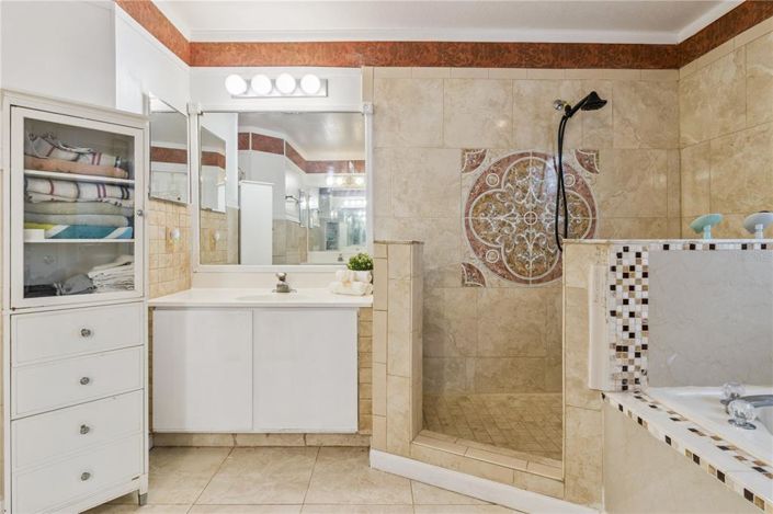 Image No.27-6 Bed House for sale