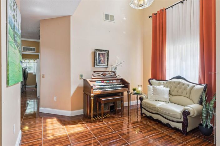 Image No.7-6 Bed House for sale