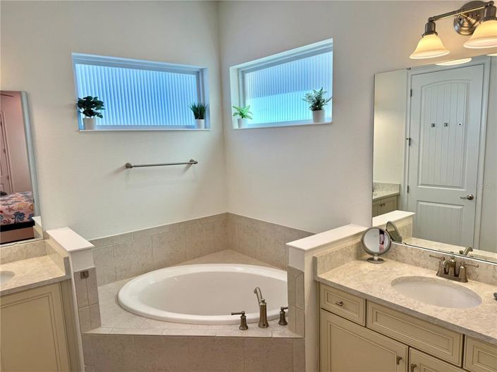 Image No.10-4 Bed Townhouse for sale