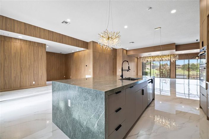 Image No.18-5 Bed House for sale