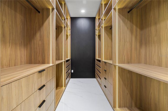 Image No.42-5 Bed House for sale