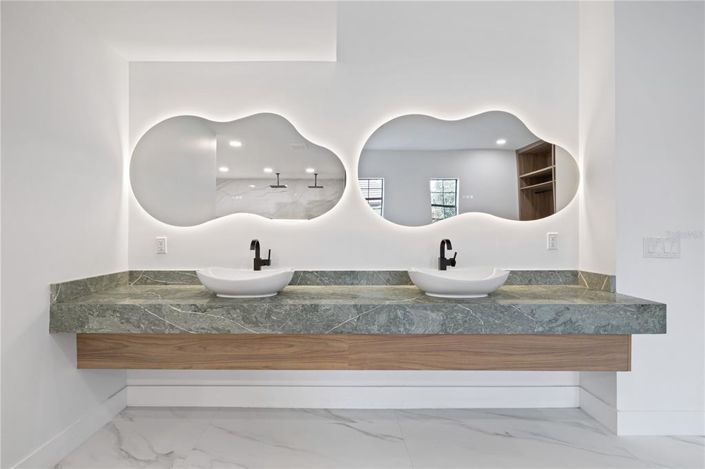 Image No.45-5 Bed House for sale