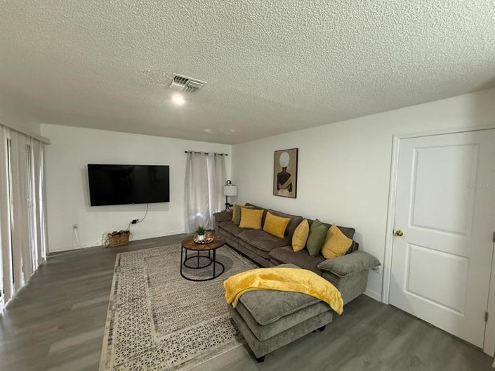 Image No.10-2 Bed House for sale