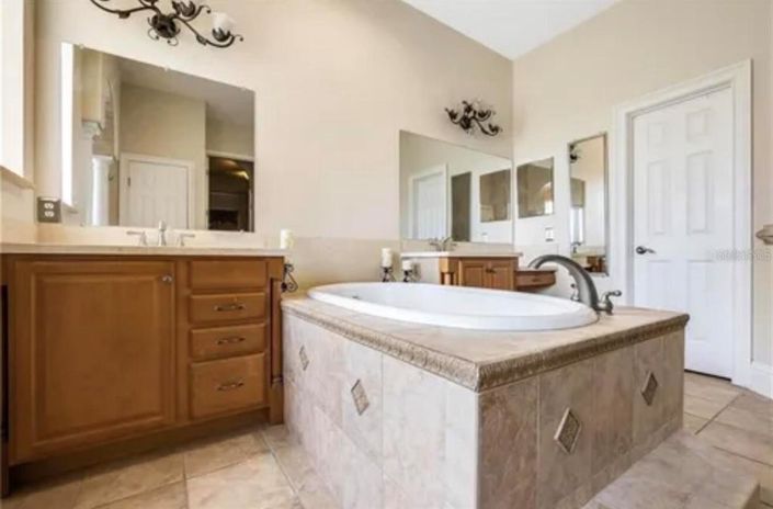 Image No.16-5 Bed House for sale