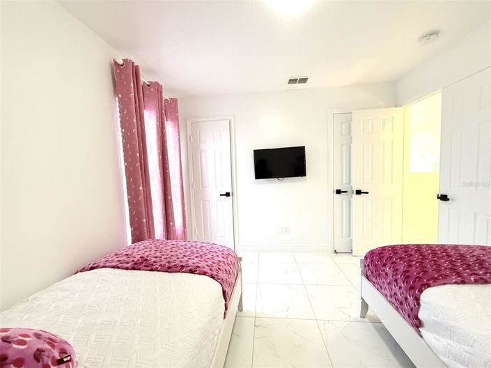 Image No.40-6 Bed House for sale