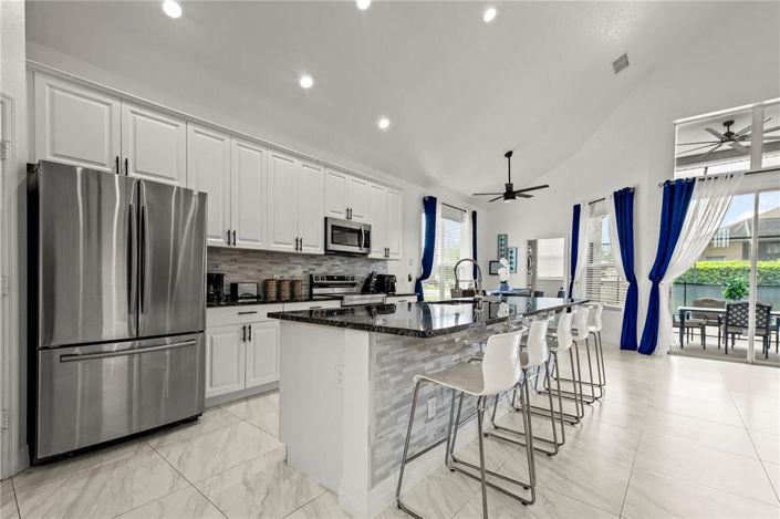 Image No.8-6 Bed House for sale