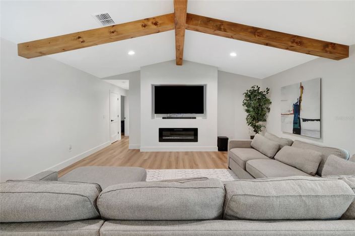 Image No.9-5 Bed House for sale