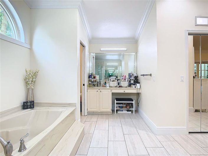 Image No.40-4 Bed House for sale