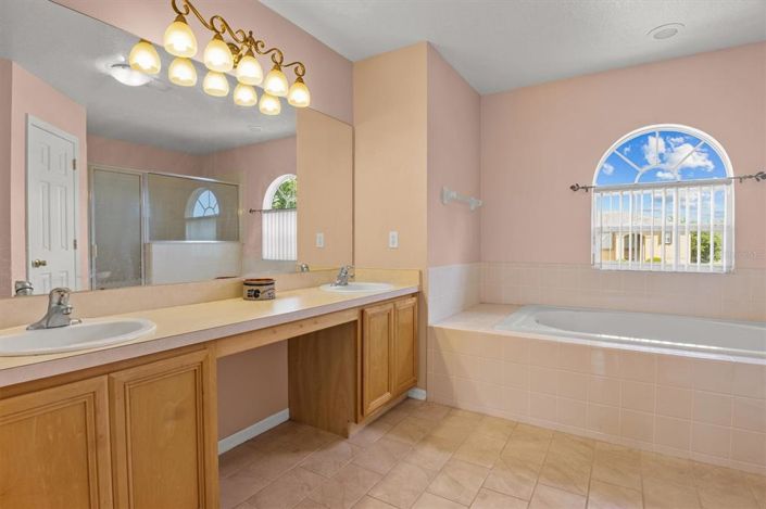 Image No.18-4 Bed House for sale